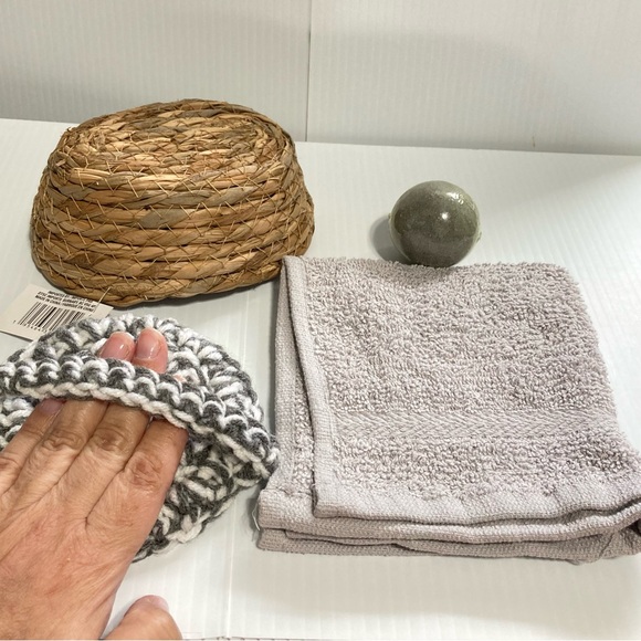 Luxurious Bath Bomb Gray Washcloth Gray and White Body Scrubby Gift Basket Set - Picture 6 of 8